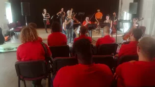 Les jeunes de l'EPIDE à l'écoute de Marianne Piketty et des jeunes de l'Académie du Concert Idéal. © RCF - Guillaume Martin-Deguéret.