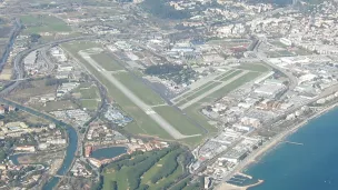 L'aéroport de Cannes-Mandelieu - Par Olivier Cleynen — Travail personnel, CC BY-SA 3.0, https://commons.wikimedia.org/w/index.php?curid=25154925