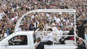 Bain de foule pour le pape François arrivant en "papamobile" au stade Vélodrome le 23 septembre 2023 ©Alessandro Sardo - Dicastero per la Comunicazione