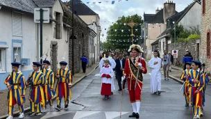 Les gardes suisses ouvrent traditionnellement la procession du Pardon de Josselin, comme ici en 2022 ©RCF