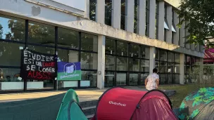 Des tentes ce lundi 25 septembre 2023 devant l'université Bordeaux Montaigne pour protester contre la précarité étudiante ©UE.