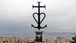 La stèle des migrants où le pape va se recueillir après une prière mariale à l'intérieure de la basilique Notre Dame de la Garde ©Robert Poulain