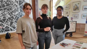 Des jeunes de la Mission pendant la réalisation de la fresque. © RCF - Hugo Sastre.