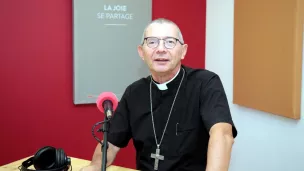 Mgr Christian Delarbre dans les studios de dialogue RCF à Aix par ©Robert Poulain