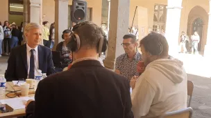 La table ronde installée dans la cour de l'Ensemble Scolaire St-Aubrin, avec les élèves autour !