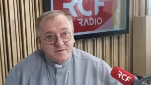 Mgr Yves Le Saux dans les studios de RCF Haute-Savoie © RCF