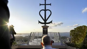 Le pape François se recueille devant la stèle des migrants et marins morts en mer Méditerrannée le 22 septembre 2023  ©Dicastero per la Comunicazione