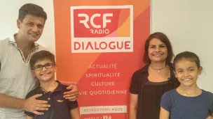 La famille Laurent dans les studios ©Dialogue RCF