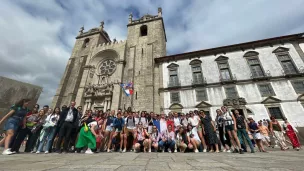 Mgr Beau et les jeunes aux JMJ de Lisbonne. © Diocèse de Bourges