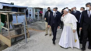 Le pape François rencontre des réfugiés au centre d'accueil et d'identification de Mytilène, sur l'île de Lesbos, en Grèce, le 05/12/2021 ©Vatican Media