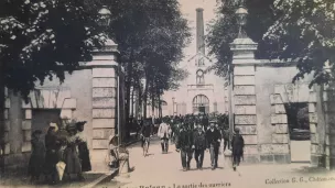 Sortie des ouvriers de la manufacture Balsan. © Archives départementales de l'Indre.