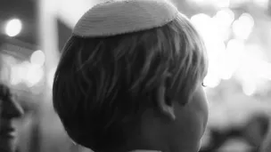 Jeune garçon dans une synagogue pour Yom Kippour ©Deborah Leca / Hans Lucas