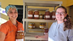 Pernelle et Margot, à l'Atelier Rebond, à Faverges, devant les pots de confiture géants destinés aux refuges. ©RCF Haute-Savoie