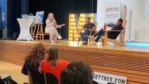 Claire Gadroit, la fondatrice du Rézo des Fondus, sur la scène de l'Espace Rencontres d'Annecy-Le-Vieux ©RCF Haute-Savoie