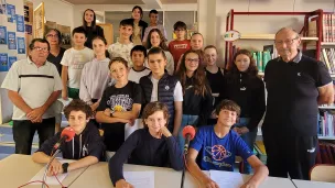 Les élèves de Notre-Dame du château, leur enseignante avec leurs 2 invités ©Martin Obadia