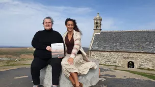 Hélène du Gouézou et Aïcha Dupoy de Guitard  présentent leur livre "Mondes d'Arrée" devant la chapelle Saint-Michel de Brasparts @ Christophe Pluchon, RCF 2023