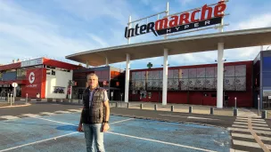 Rémy Valette devant le magasin Intermarché de Vals-près-le-Puy © Martin Obadia