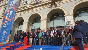 Les élus locaux rassemblés sur les marches de l'hôtel de ville pour l'hommage à Dominique Bernard