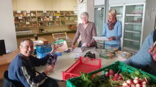 des bénévoles en action - © Epi’Autre