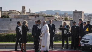 Emmanuel et Brigitte Macron, le maire de Marseille Benoit Payan, recoivent le Pape Francois sur le parvis de l auditorium du Palais du Pharo. Photographie de Denis Meyer / Hans Lucas.