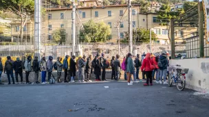 En Italie, a Vintimille, les migrants font la queue pour rentrer dans le centre d’accueil Caritas pour prendre le repas, Vintimille le 20 janvier 2023. / Photo : Frederic Pasquini by Hans Lucas