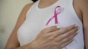 Le ruban rose est un symbole de la campagne mondiale de sensibilisation au cancer du sein, qui se deroule en octobre, egalement appele Octobre rose. Pendant cette periode, des efforts sont deployes pour eduquer les personnes sur la maladie, en mettant l accent sur la detection precoce et les signes et symptomes associes au cancer du sein. Photographie de Joao Luiz Bulcao / Hans Lucas.