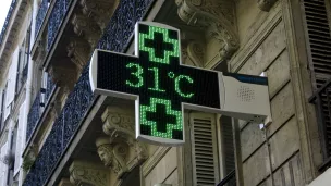 Paris, 2 octobre 2023 : une croix verte de pharmacie affiche la température de 31 degrés © Magali Cohen / Hans Lucas