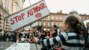 Les opposants au chantier de l autoroute A69 Toulouse-Castres se sont rassembles sur la place du Capitole à Toulouse, devant la mairie le 13 octobre 2023 / Photo par Patrick Batard / Hans Lucas.