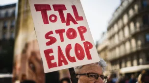 Paris, 26/05/23 - Manifestation rassemblement écologiste à Paris contre Total Energies, groupe pétrochimie et énergie © Xose Bouzas / Hans Lucas. 