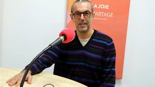 Pascal Chamassian dans les studios de Dialogue RCF à Marseille ©Robert Poulain