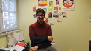 Eric Le Lann, animatour ha kenurzhier Ti ar Vro Landerne-Daoulaz en e vurev. Eric Le Lann, animateur et coordinateur de Ti Ar Vro Landerneau-Daoulas, dans son bureau.