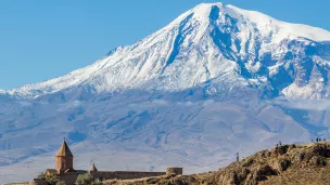 Le monastère de Khor Virap est un lieu de pèlerinage prisé des Arméniens et des touristes qui, depuis son promontoire, peuvent apprécier la vue sur Ararat. © Diego Delso, delso.photo, License CC-BY-SA