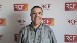 Frère Jean-Etienne Long dans les studios RCF à Clermont-Ferrand