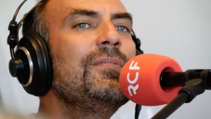 © RCF Lyon - João Selva en acoustique dans les studios de RCF Lyon