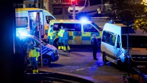 Police et ambulanciers rassemblés après l’attentat Boulevard d’Ypres. - BELGA.