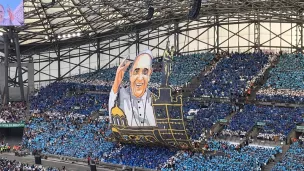 Les marseillais montrent au pape leur fierté de le recevoir au Vélodrome, avec une banderole géante déployée dans le stade peu avant le début de la messe. 