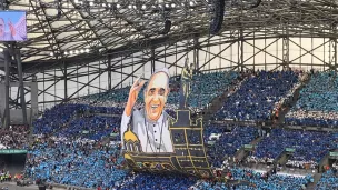 Les marseillais montrent au pape leur fierté de le recevoir au Vélodrome, avec une banderole géante déployée dans le stade peu avant le début de la messe.