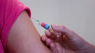  Le vaccin est recommandé depuis 2007 chez les jeunes filles de 11 à 14 ans. Depuis 2021, la recommandation concerne également les jeunes garçons.