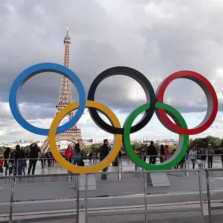 Olympic_rings_in_the_Place_du_Trocadéro_in_Paris