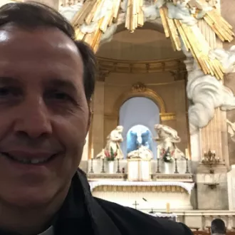 Le père Luc Reydel en l'église Saint Roch par Etienne Pépin