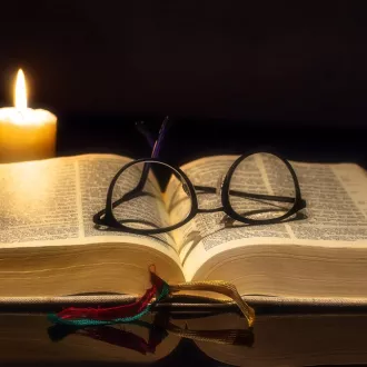 © CCO Domaine Public - Une bible, une paire de lunette et une bougie