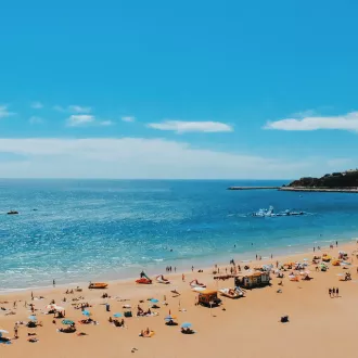 Touristes sur une plage au Portugal ©Photo by Dahee Son on Unsplash