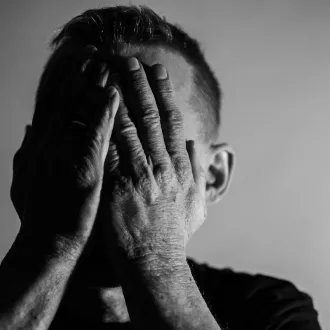 Homme qui se couvre le visage avec les mains ©Image par Małgorzata Tomczak de Pixabay