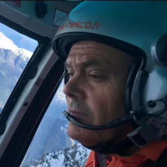 Pascal Brun en vol dans la vallée de Chamonix