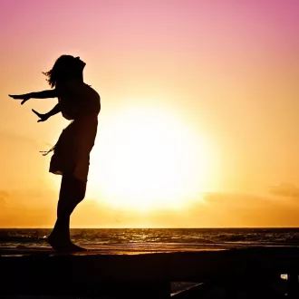 Femme devant un coucher de soleil ©Image par Jill Wellington de Pixabay