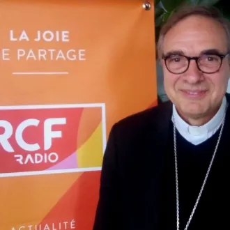Mgr Beau dans le studio à Bourges © RCF en Berry.