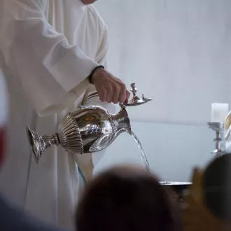 Préparation de l'eau baptismale par un prêtre ©Image par Aksel Lian de Pixabay