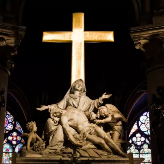 Croix glorieuse réalisée en 1993 par Marc COUTURIER. Notre Dame de Paris ©Thomas LOUAPRE/CIRIC