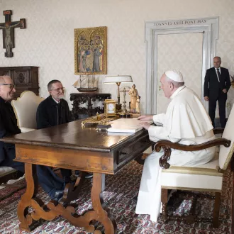 Le P. Pierluigi MACCALLI, missionnaire, ancien otage au Niger, en audience privée par le pape François au Vatican, le 09/11/2020 ©VaticanMedia-Foto/CPP/CIRIC