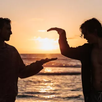 Amis sur la plage / ©Photo by Tyler Nix on Unsplash